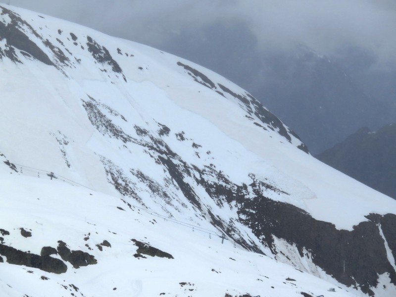 Cassure  l'origine de la coule provoque sur la montagne de Rachas